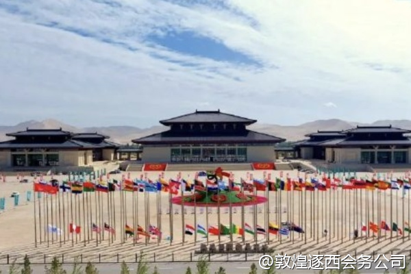 敦煌有没有能提供汉代服饰租赁的商店？我们想搞团建活动。