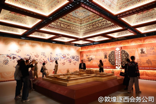 敦煌的旅游旺季酒店需要提前多久预订？我们大概需要50间房。