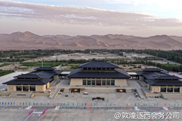 敦煌有没有能提供沙漠露营装备租赁的公司？我们想自己组织团建。