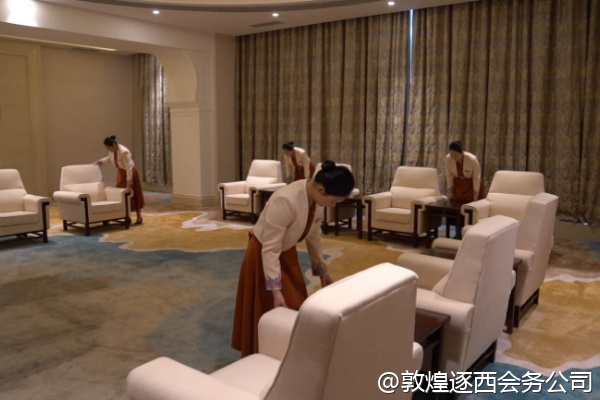 敦煌的团队餐饮能定制菜单吗？我们想要当地特色菜。